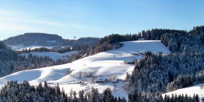 Die ganze Landschaft schön verschneit. Unser Hof liegt in der Bildmitte unten.